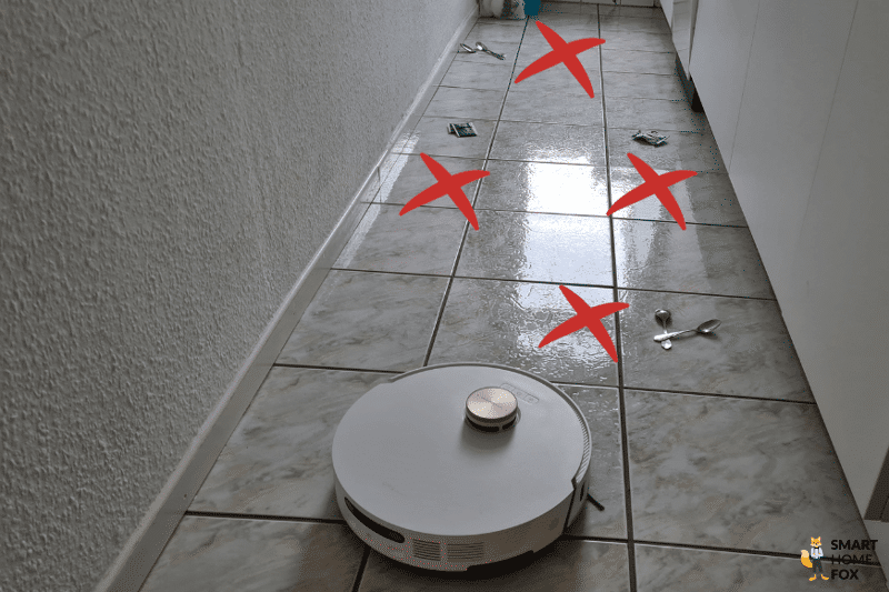 Das Testergebnis des Dreame L20 Ultra bei der Hinderniserkennung von flachen Küchenobjekten ist zu sehen.